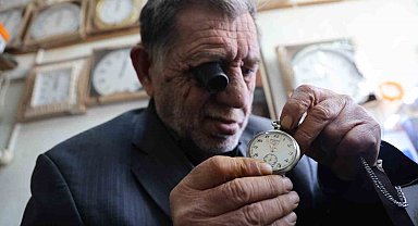 'Tik tak' sesleriyle geçen bir ömür: 65 yıldır 'zamanı' ayarlıyor