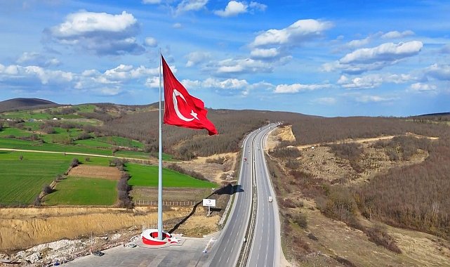 'Türkiye'nin en büyük bayrağı' Samsun semalarında