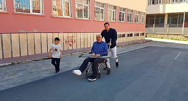 42 yıllık öğretmen öğrencilerine "Elveda" şarkısıyla veda etti