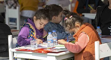 46 mahalleden 3 bin kadın, 'Evimiz Atölye ve Üretici Kadın Stantları Kadın Buluşması'nda bir araya geldi