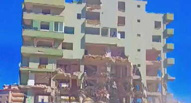 6 katlı bina iş makinesinin darbesiyle yerle bir oldu, o anlar kamerada