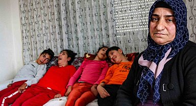 7 çocuktan 4'ü ALS hastası olan annenin kahramanlığı göz yaşartıyor