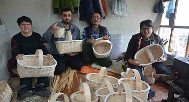 70 yıldır fındık dallarından sepet örüyor