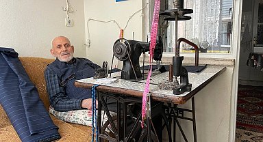 70 yıllık mesleğine evinin balkonundan devam ediyor