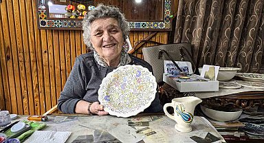 77 yaşındaki çini ustası Tokat'taki atölyesinde üretilen çinileri yurt dışına ihraç ediyor