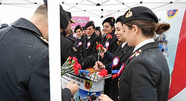 8 Mart Dünya Kadınlar Günü'nde kadın astsubaylardan Boğaz'da nefes kesen gösteri