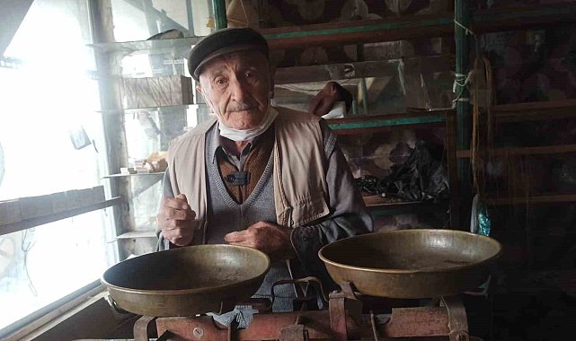 90 yaşındaki Zekeriya amca 50 yıllık eski tip terazisinden vazgeçmiyor