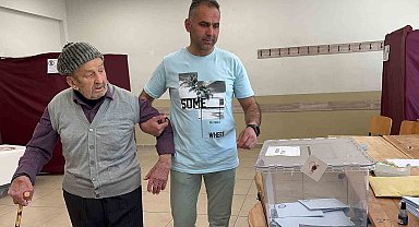 91 yaşındaki adam, iki kişinin kolunda sandığa gidip oyunu kullandı