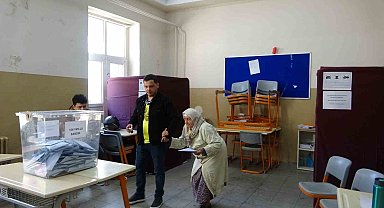 93 yaşında sandık başına gitti