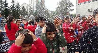 Adana'da kuzey ilçelere kar yağarken, kar yağmayan Kozan'a ise suni kar getirildi