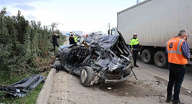 Adana'da otomobil karşı şeride geçip midibüse çarptı: 2 ölü, 14 yaralı
