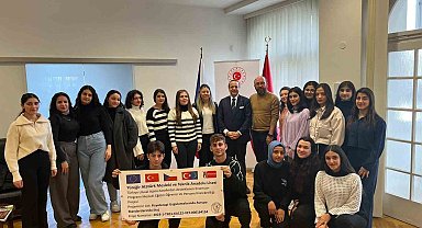 Adanalı öğrenciler Prag'da staj programına katıldı