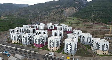 Afetzede vatandaş, yeni yuvasının anahtarını teslim almanın mutluluğunu yaşıyor