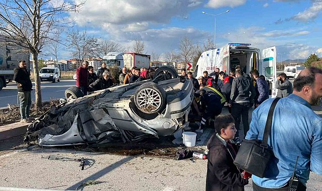 Ağaca çarpıp devrilen otomobil sürücüsü hayatını kaybetti