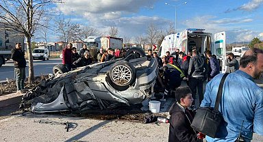 Ağaca çarpıp devrilen otomobil sürücüsü hayatını kaybetti