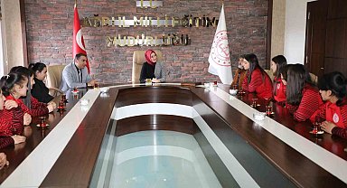 Ağrı Valisi'nin eşi Neslihan Gül Koç, kadın futbolcularla buluştu