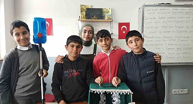 Ağrı'da öğrenciler geri dönüşüm malzemeleriyle teknolojik aletler yaptı