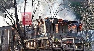 Ahşap evde çıkan yangın itfaiye ekiplerince söndürüldü