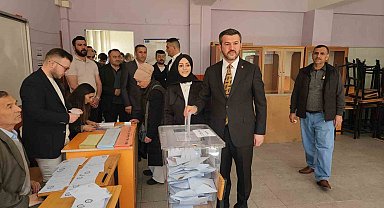 AK Parti Belediye Başkan Adayı Çetinkaya oyunu kullandı