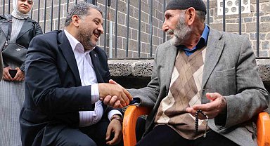 AK Parti Diyarbakır İl Başkanı Ocak, Sur esnafıyla kucaklaştı