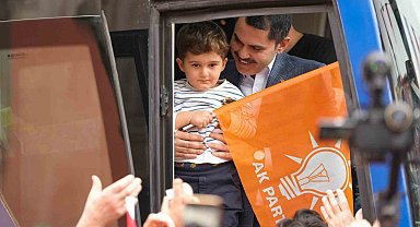 AK Parti İBB Başkan Adayı Kurum otobüs ile gezerek vatandaşları selamladı