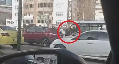 Akan trafiğe aldırış etmeden birbirlerine girdiler