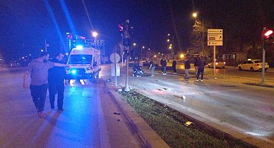 Akrobatik hareketler yapan motorcu trafik ışıklarına çaptı