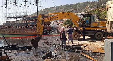 Alanya'da yanarak batan teknenin parçaları yüzeye çıkartıldı