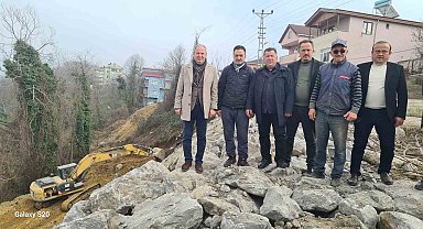 Alaplı'da heyelan riski olan yollara istinat duvarı örülüyor
