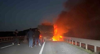 Alev alan tırda patlamalar yaşandı
