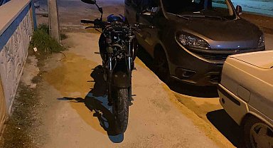 Alkollü motosiklet sürücüsü kaldırıma çıkıp direğe çarptı