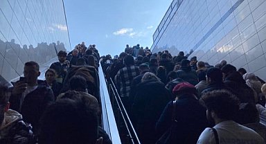 Altunizade'de metrobüs arızası: Durakta insan seli oluştu