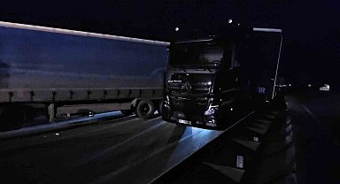 Amasya'da çarpışan tırlar trafiği felç etti