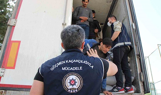 Amasya'da mercimek yüklü tırdan 40 kaçak göçmen çıktı