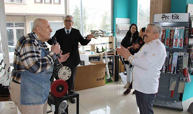 Amasya'nın şarkıcı bıçakçısı: Bıçakları keskinleştiriyor, kulakların pasını siliyor