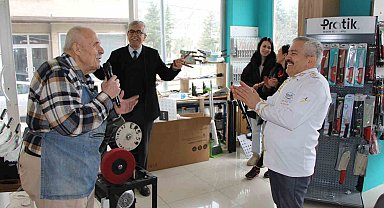 Amasya'nın şarkıcı bıçakçısı: Bıçakları keskinleştiriyor, kulakların pasını siliyor