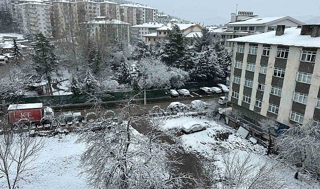 Ankara'nın Kızılcahamam ilçesinde kar yağışı etkili oluyor