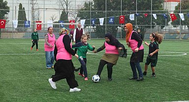 Anneler ve kızları futbol maçında karşı karşıya