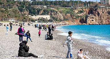 Antalya'da bahar havası, sıcaklığı hisseden denize koştu