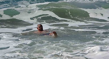 Antalya'da çatıları uçuran fırtına sonrası turistlerin deniz keyfi