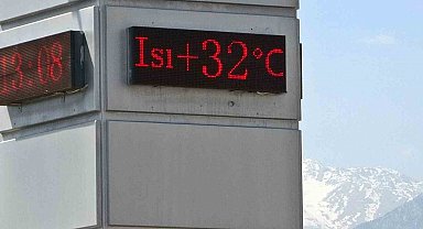 Antalya'da kar manzaralı 32 derece, sahilleri yaza döndürdü