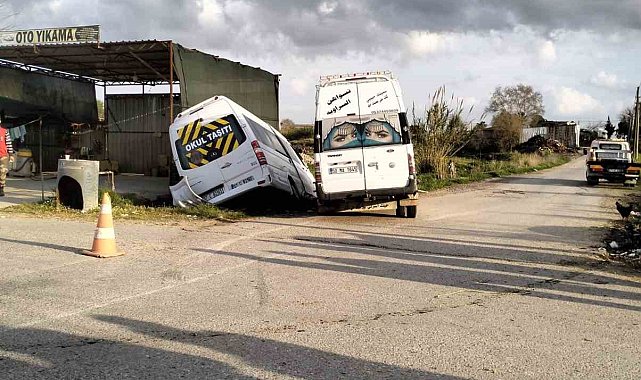 Antalya'da öğrenci ve işçi servisleri çarpıştı: 9 yaralı