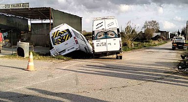Antalya'da öğrenci ve işçi servisleri çarpıştı: 9 yaralı