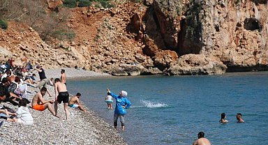 Antalya'da Ramazan ayı öncesi Konyaaltı Sahili doldu taştı