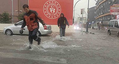 Antalya'da sağanak yağış hayatı olumsuz etkiledi