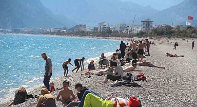 Antalya'da sahildeki yoğunluk yazı aratmadı