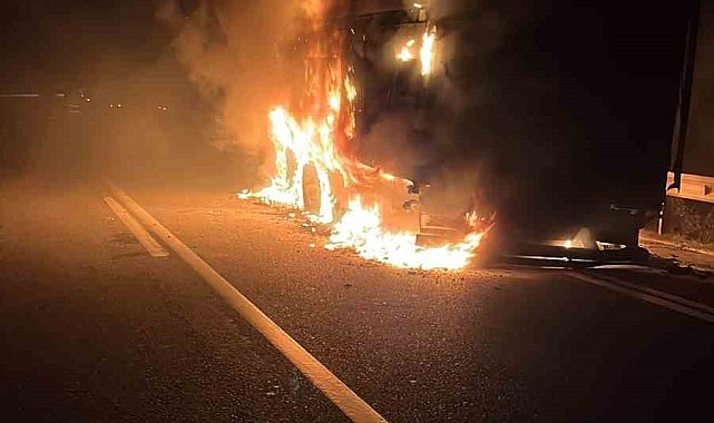 Antalya'da tırın dorsesi alev alev yandı