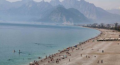 Antalya'da vatandaşlar oylarını kullandıktan sonra Konyaaltı sahile akın etti