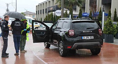 Aracının içinde başından silahla vurulmuş halde bulundu