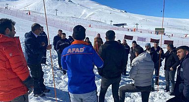 Aras'tan çığda arama ve kurtarma eğitimi